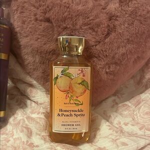 Bath & Body Works Honeysuckle & Peach Spritz Shower Gel NEW